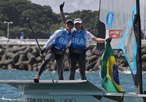 Martine Grael e Kahena Kunze conquistam a medalha de ouro na vela e são bicampeãs olímpicas