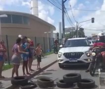 Moradores do Benedito Bentes fecham avenida em protesto por falta de água