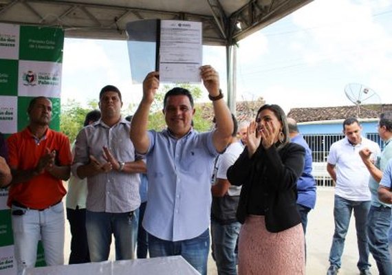 Prefeito Kil assina ordem de serviço para construção de quadra poliesportiva
