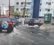 Ruas ficam alagadas após chuvas no bairro do Poço, em Maceió; veja vídeo