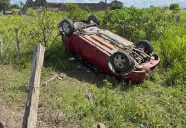 Carro capota e invade propriedade após motorista perder o controle na AL-220