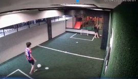 Adolescente leva choque ao fechar portão de quadra em condomínio na Jatiúca