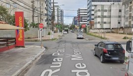 Carro capota e atinge outro veículo em esquina da Jatiúca