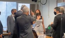 Barraco: Deputada bolsonarista invade CPI da Covid e inicia bate-boca