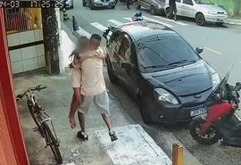 Câmera flagra pai abraçando filha que escapou do atropelamento que matou dois irmãos alagoanos