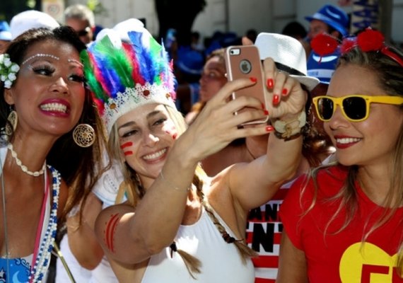 Vai curtir o Carnaval e levar o celular? Saiba como se prevenir antes e depois, caso seja furtado