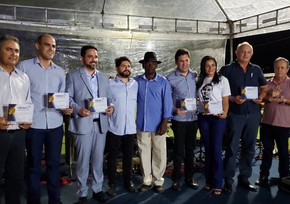 Deputados e secretário do Estado são homenageados por trabalho de manutenção do Programa do Leite em AL