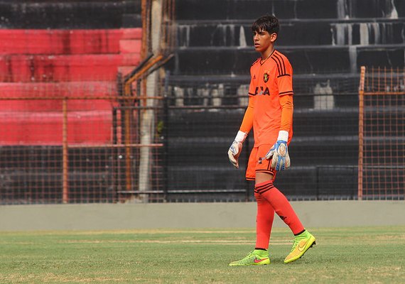 Goleiro do Sport é vítima de homofobia durante jogo contra Audax-SP