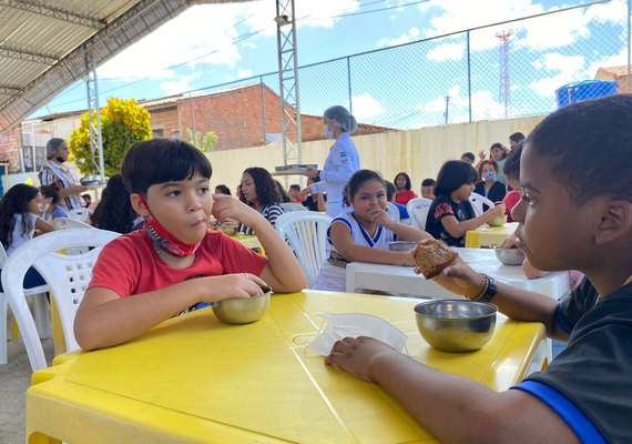 Comunidade escolar e Unicafes comemoram reforço de alimentos saudáveis na merenda de Maceió