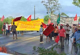 Manifestantes bloqueiam rodovia em Messias e cobram reforma agrária