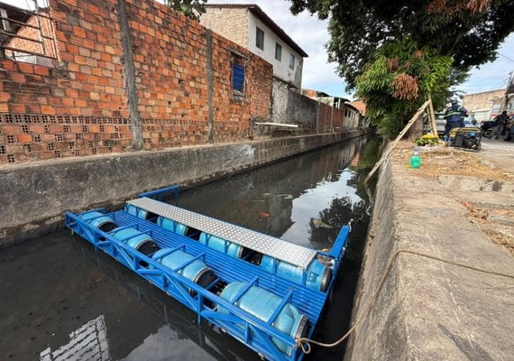 Ecobarreiras são instaladas pela Prefeitura em canais de Maceió