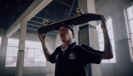 Santos anuncia novo uniforme III com predominância da cor preta