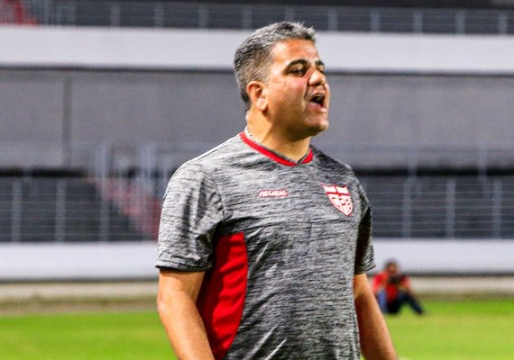 Técnico do CRB fala sobre assédio aos jogadores