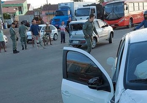 Condutor com sinais de embriaguez colide com veículo de militares