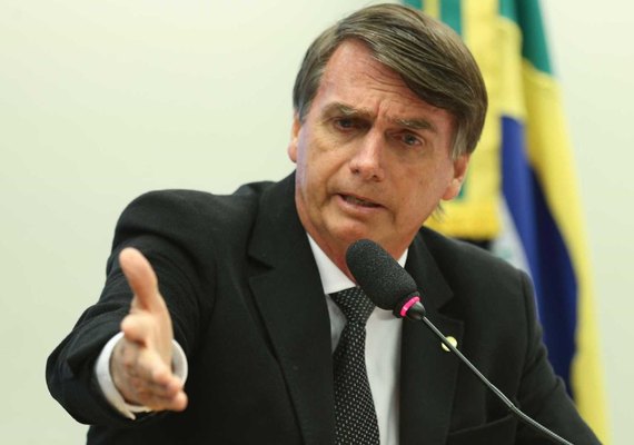 Bolsonaro se esconde no banheiro para escapar de xingamentos