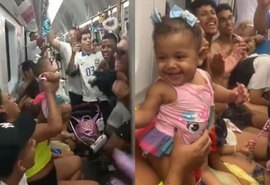 Foliões cantam 'Baby Shark' para acalmar bebê em metrô do Rio e vídeo viraliza; assista