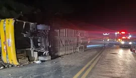 Ônibus que partiu de Alagoas tomba no norte de Minas e deixa cinco mortos