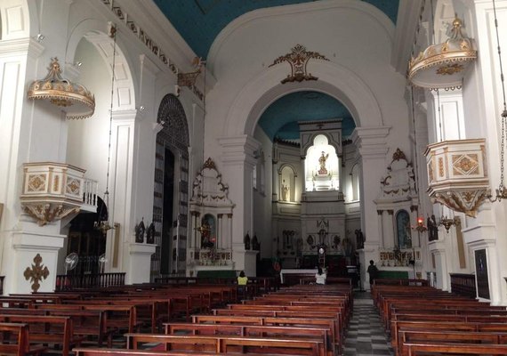 Igrejas, lojas e salões de beleza serão primeiros a reabrir