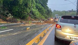 Deslizamento de terra bloqueia trânsito na Avenida Leste-Oeste