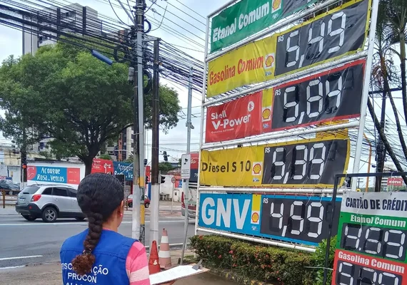 Procon “bonzinho” acha normal demora no repasse da redução da gasolina em Alagoas