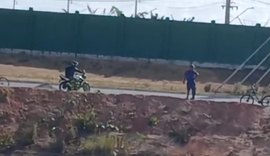 VÍDEO: Carro cai em ribanceira e quase despenca de vez na Av. Marília Mendonça, em Maceió