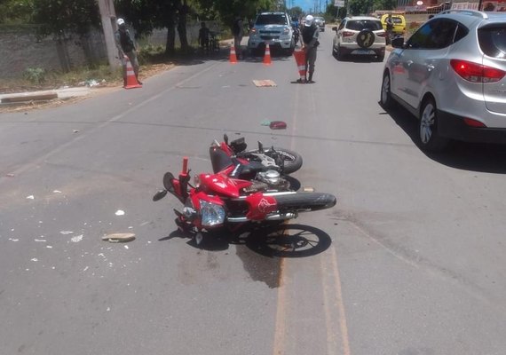 Moto e carro colidem na AL-215 em Marechal Deodoro