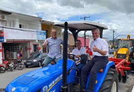 Prefeito entrega  veículos para fortalecimento da agricultura de Anadia