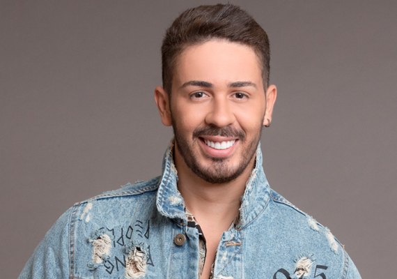 Carlinhos Maia se apresenta em Maceió com show de humor