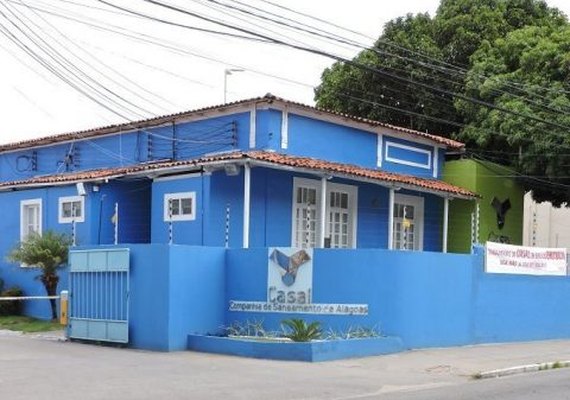 Casal repara rede de esgoto na Jatiúca e rua fica interditada