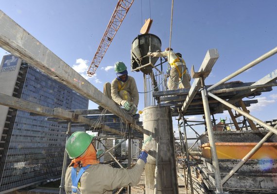 Desempenho da pequena indústria melhora, mas matéria-prima preocupa