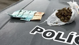 Homem é flagrado com maconha, dinheiro e balança de precisão no Poço