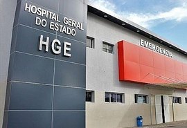 Colisão entre carro e moto deixa duas vítimas feridas no Pinheiro