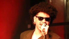 Cantor alagoano estreia nos palcos com show-tributo “Pedro Vermelho canta AMY”