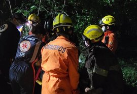 Homem fica preso às ferragens após veículo tombar, em Arapiraca