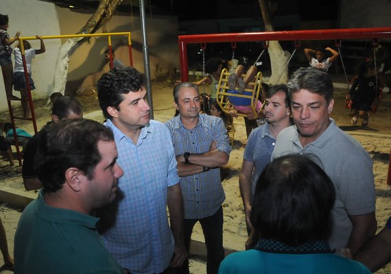 Prefeitura faz vistoria de obras e entrega praça revitalizada no Antares