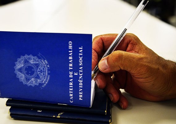 Desemprego cai para 8,9% em trimestre encerrado em agosto, diz IBGE