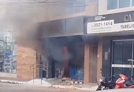 Vídeo: Agência bancária é destruída em suposto incêndio criminoso, no centro de Arapiraca