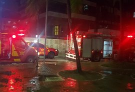 Foodtruck na Ponta Verde pega fogo e corpo de bombeiros é acionado