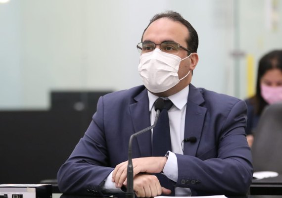Deputado critica postagens do governador sobre gasolina: 'quer passar vergonha'