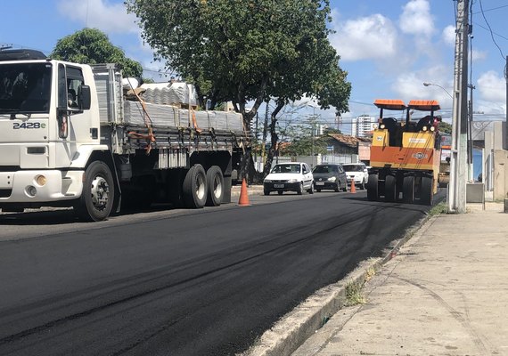 Nova Maceió executa recapeamento da Rua Comendador Palmeira