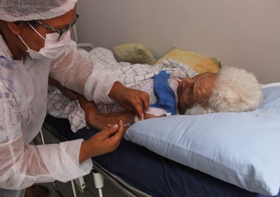 Prefeitura de Penedo realiza busca ativa para vacinar idosos e pessoas acamadas contra Covid-19