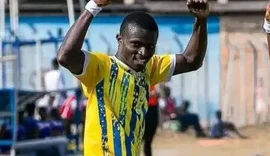 Atacante ganês Dominic Frimpong morre em ataque ao ônibus do clube