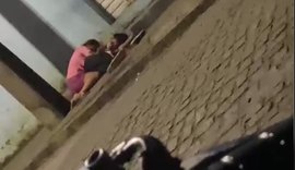 Jovem é executado a tiros no Farol, e vídeo mostra mãe em prantos sobre o corpo do filho