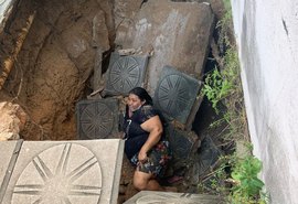 Mulher cai em buraco após calçada ceder em Penedo