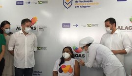 Assistente social é a primeira a ser vacinada em AL
