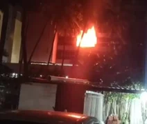 Apartamento sofre perda total após incêndio na orla de Maceió