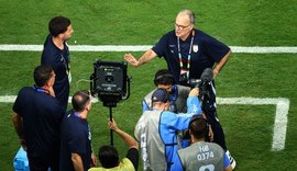 Bielsa grita com repórter após jogo que eliminou Uruguai da Copa do Mundo