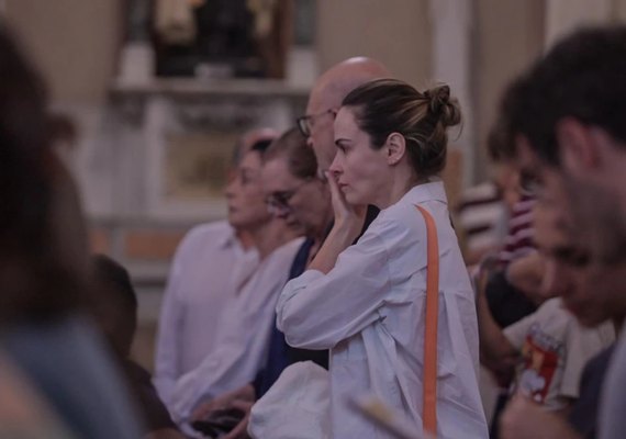 Abalada, Ana Paula Renault vai à missa de 7º dia do pai em BH