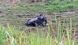 Veículo cai em ribanceira e capota em trecho da BR-316, em Atalaia; Veja vídeo