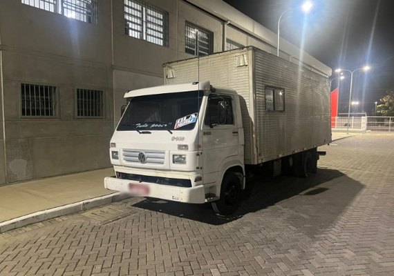 Polícia prende mulher condenada por tráfico de drogas ao tentar recuperar caminhão apreendido